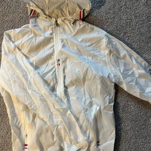 Moncle Windbreaker  - Helt ny & oanvänd ✅, storlek L men passar som M, Skickas inom 1 dag 📦 Kontakta gärna för mer info 😊