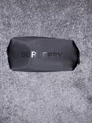 Burrberry Nessesair - En stilren nessesär av märket Burberry. Bra utrymme!