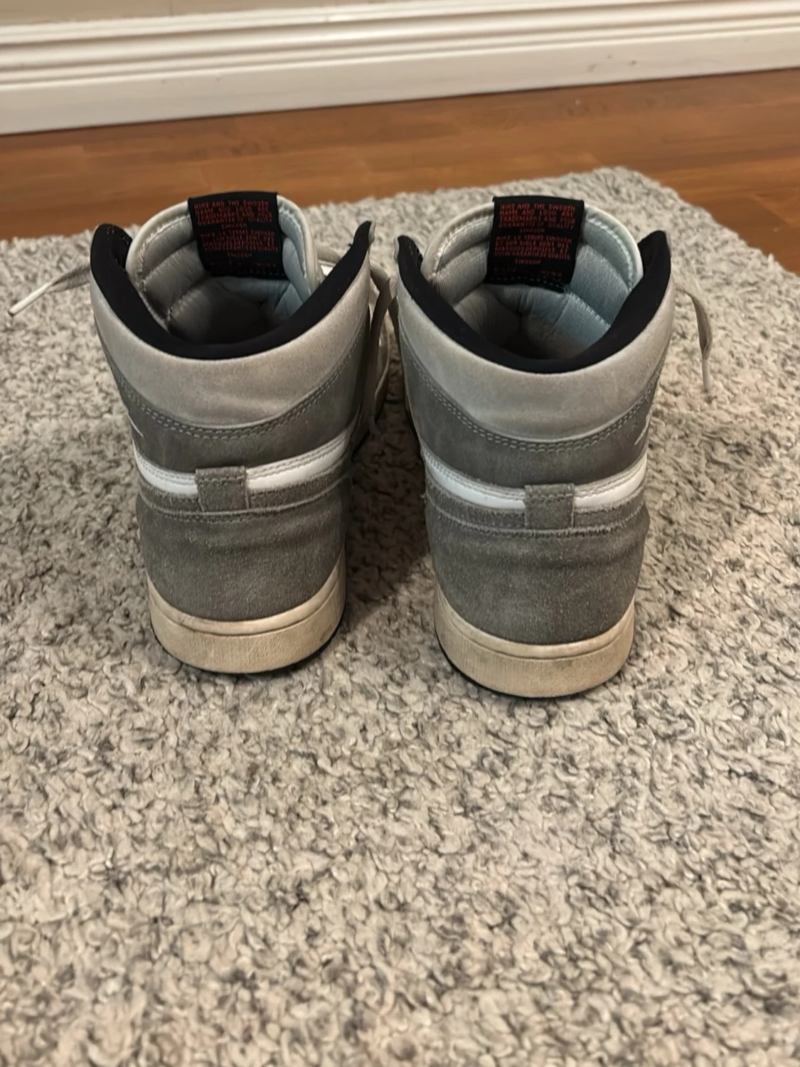 Nike Air Jordan 1 grå och vita sneakers - 2