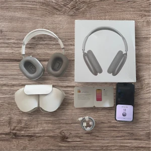 AirPods Max - Apple AirPods Max i silver med originalförpackning, laddkabel, smart case och manualer. Hörlurarna är i mycket fint skick utan synligt slitage. Aktiv brusreducering, hög ljudkvalitet och trådlös anslutning. Perfekt för musik, film och samtal.