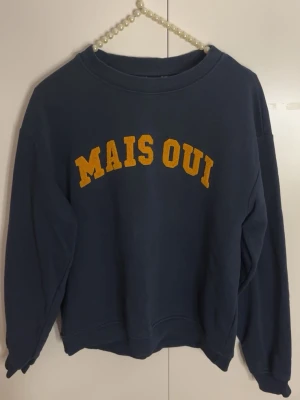 Blå hoodie MONKI  - Cool hoodie lite unik i mörkblått och senaps gul text i XS från monki 