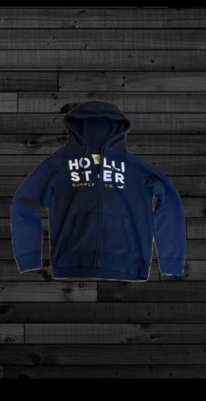 Archive navy hollister hoodie - Riktigt snygg hollister hoodie med dragkedja, knappt använd inga defekter, pris kan diskuteras. 