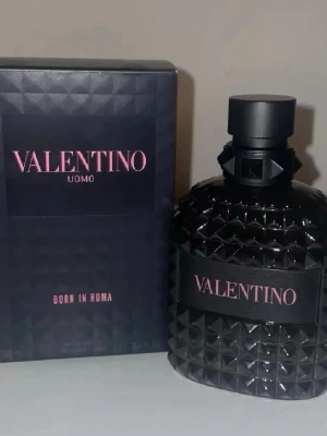Valentino born in Roma  - En väldigt god parfym för vinter men även året om. Säljer då jag har för många parfymer