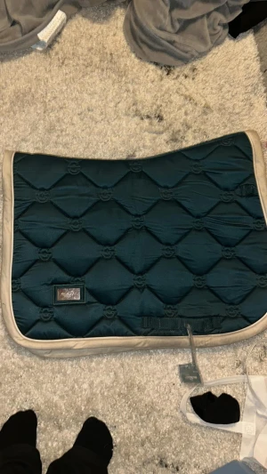 Grönt es schabrak till bra pris  - Grönt es schabrak fint sick andvänt 5-7 gånger tvättas innan de skickas såklart går att mötas up i Stockholm och i Karlstad fler bilder kan tas om de behövs perfekta julklappen 