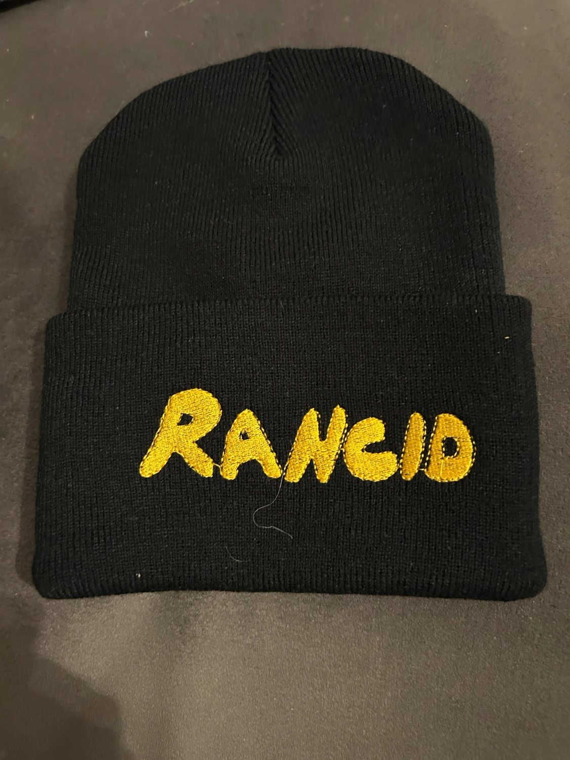 Mössa med broderad Rancid. Stl onesize.