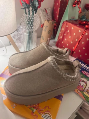 Beige plattform uggs Lager157 - Säljer de trendiga uggs likande skorna från lager157. Använt i hemmet någon gång, men annars legat i min skobyrå. Så knappt rörda! Storlek 38/39