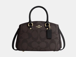 Brun handväska från Coach  - Höjd 18cm, Bredd  10cm, Längd 28,5cm💋🥂               Fabriks ny, kolla bio för information                                     Köp från oss och få 40% billigare.                                        ord pris. 5 409kr 