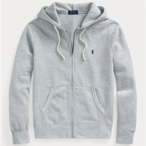 Ralph Lauren zip up hoodie - Säljer denna Ralph hoodien!! Perfekt nu till hösten/vintern.   Frågor eller funderingar? Kontakta mig! (Priset kan diskuteras vid snabb affär!)