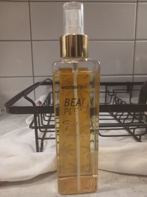 Beach Please Paradise Body Mist - Fräsch och lätt body mist med tropisk känsla. Volym: 250 ml. Ingredienser: Alcohol Denat., Aqua, Parfum, PEG-40 Hydrogenated Castor Oil, Ethylhexyl Methoxycinnamate, Benzyl Salicylate, Limonene, Linalool, Citronellol, Geraniol, Citral, CI 19140, CI 15985.