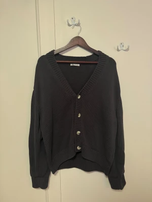 Zara Cardigan - Grå Zara Cardigan  Storlek: S Passform: Relaxed Den är knappt använd och fortfarande i jätte bra skick, utan defekter
