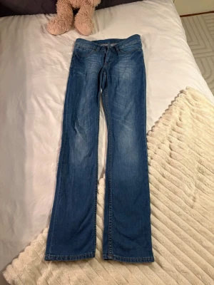 Blå bootcut jeans från Peak Performance - Snygga blå jeans från Peak Performance. Lågmidjade, väldigt långa på mig då jag är 1,65cm.