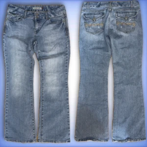 Bootcut jeans - Snygga utsvängda jeans i ett fint skick! Innerbenslängd: 74cm💙 midjemått tvärs över: 40cm💙