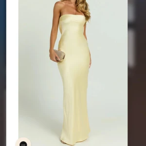 Gul balklänning bandue - Säljer min balklänning!!💛💛Stl s med passar xs med då jag är xs. Vid intresse så skickar jag egna bilder!💛💛💛