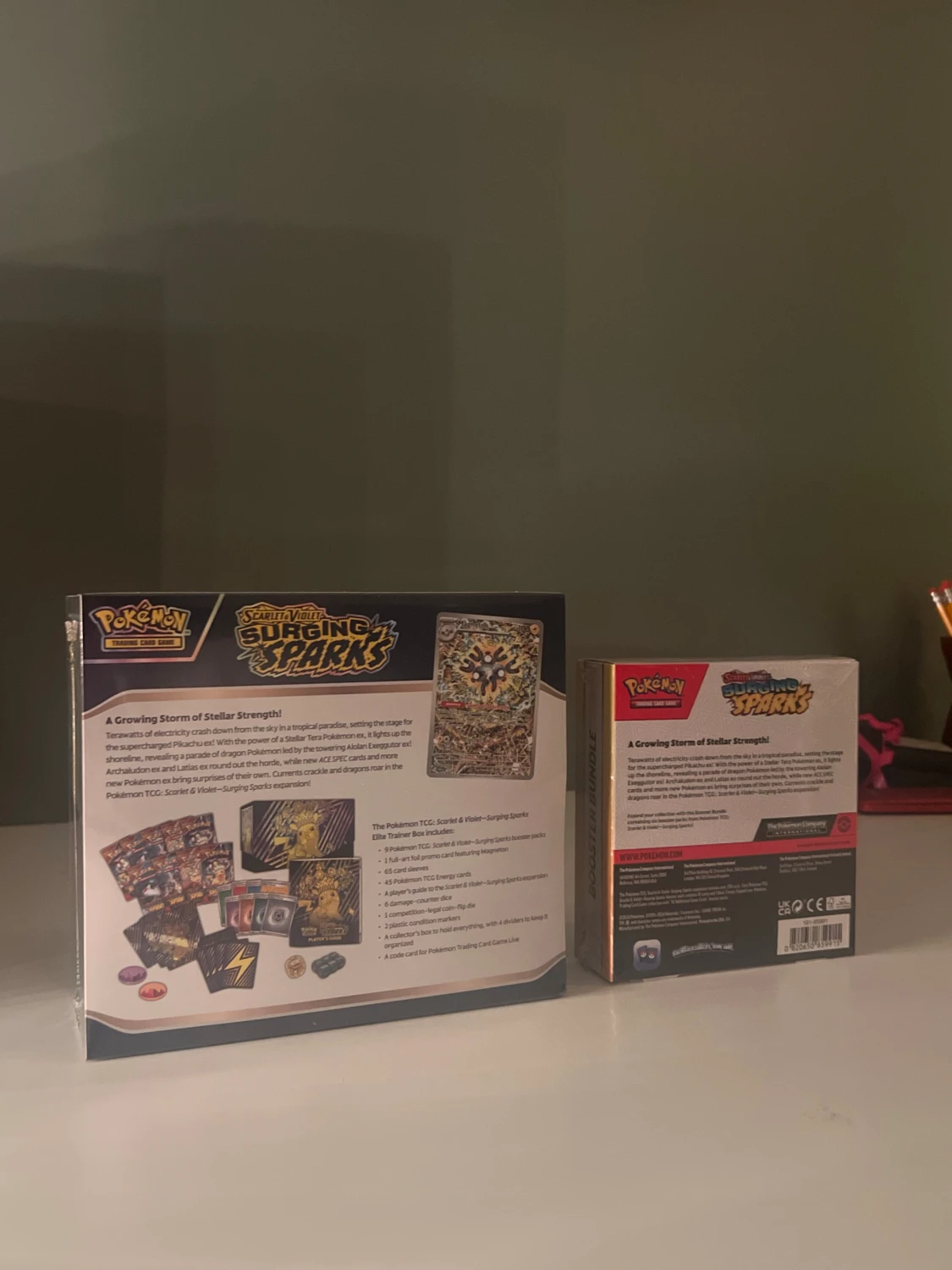 Pokémon Surging Sparks – ETB + Booster Bundle (Sealade & Oöppnade) - 3