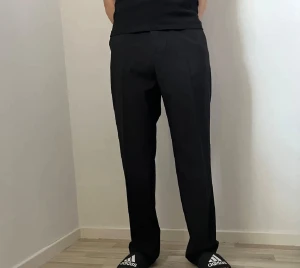 Svarta kostymbyxor från Weekday - Svarta kostymbyxor från Weekday, modell Lewis Regular Suit Trousers. Byxorna har rak passform med klassisk midja. Köpt på Weekday men aldrig använts. Säljes för 350. Taggen är kvar.