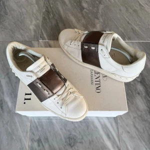 Valentino Open skor  - Valentino Open - Skick: Knappt använda - Tillbehör: Valentino kort - Nypris: 6000kr - TrendWardrobe