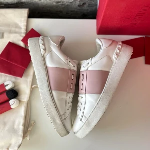 Valentino Open skor - Mycket bra skick, inga större defekter och allmänt mycket fint skick! Nypris ca 6000kr. Storlek 36.  Skolåda och skopåse medföljer. Självklart äkta - kolla bara recensionerna! Skriv för mer information🤝