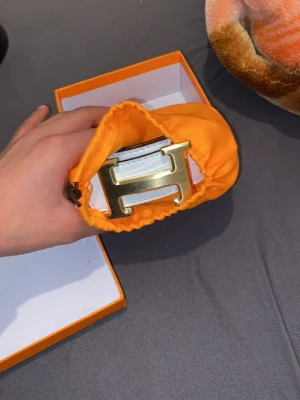 Vit bälte - En fin vit bälte 