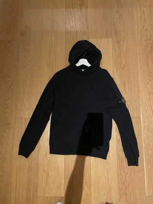 Stone Island Hoodie - En hyfsat ny tröja som inte används många gånger inga skador över huvudtaget på tröjan 