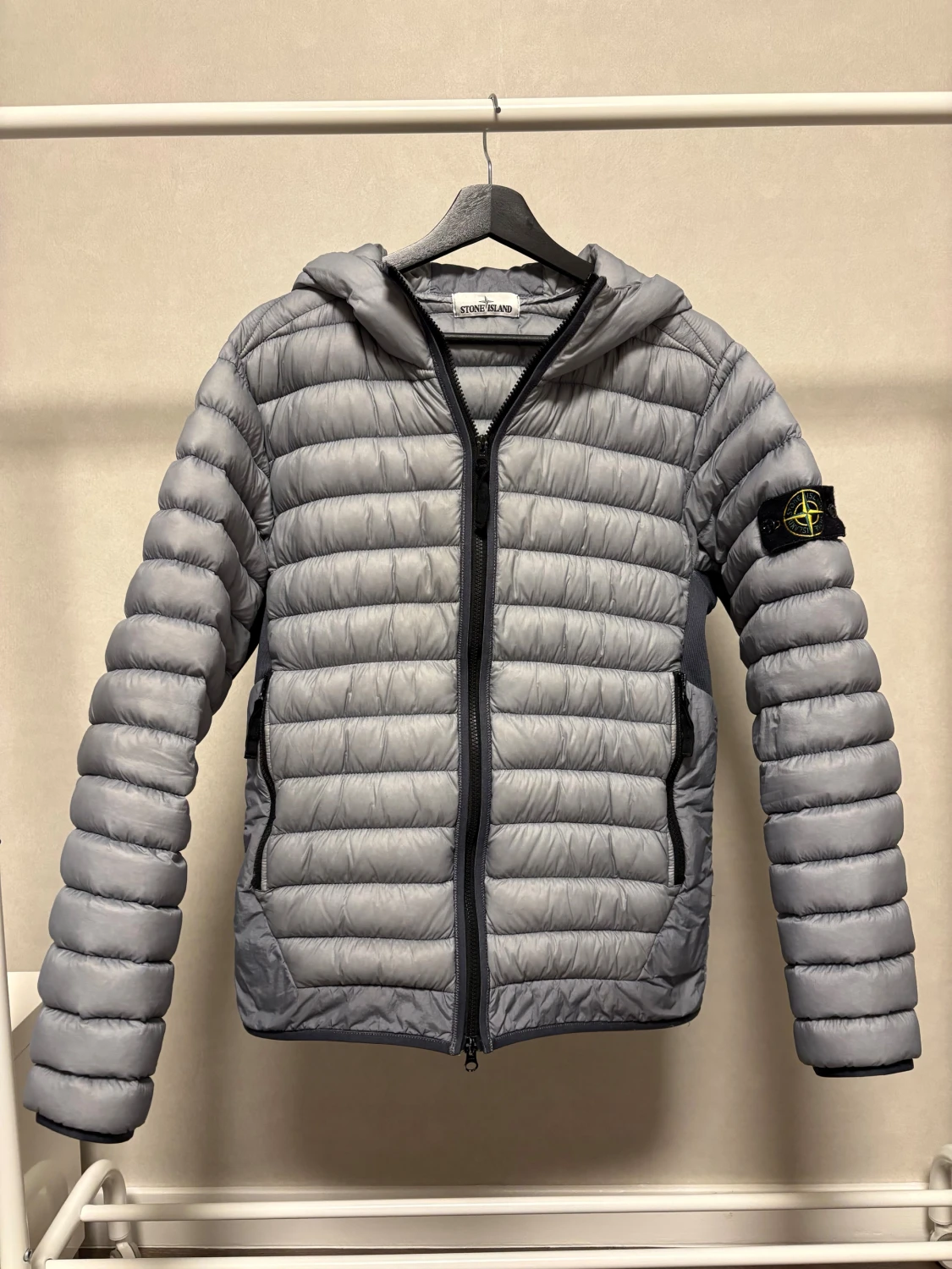 Grå dunjacka Stone Island med huva - 1