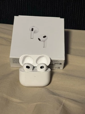 AirPods 3 - Säljer ett par Apple AirPods 3 med originalförpackning. Trådlösa hörlurar med laddningsetui. Hörlurarna och etuiet har mindre yttre slitage men är i gott skick och fungerar utmärkt. Perfekt för musik, samtal och träning med hög ljudkvalitet och smidig anslutning till Apple-enheter. Airpodsen har legat hemma i några månade och ej kommit till användning de testades bara men de passade mig tyvärr inte.  Hör gärna av er med funderingar eller frågor, pris ej hugget i sten 