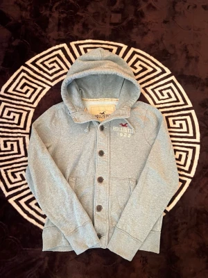 Vintage Hollister cardigan / kofta  - Grå hoodie från Hollister i storlek L men passar mer som M, Tröjan har huva med snörning🩶|                                           Just dessa tröjor är väldigt eftertraktade!!                          Skriv vid minsta fundering                                 Priset kan självklart diskuteras!!