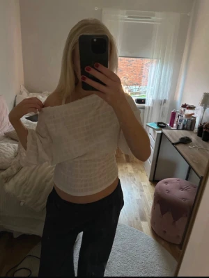 Vit offshoulder blus från Nelly - Säljer en vit offshoulder blus från Nelly i storlek S. Använd bara 1 gång och super fint skick!!💕💕