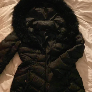 Vinter jacka - Säljer min super fina preston york päls jacka den har används endast en vinter och är i gangska bra skick dock är hängaren p jackan lite sönder och lite sminkfläck vid kragen men allt annat funkar utmärkt! Köpte jackan för 4500kr o säljer den nu för 3399 pris går och diskuteras💕