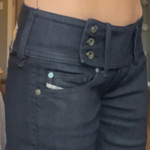 Diesel Cherock lågmidjade bootcut jeans - Mörkblå Diesel Cherock jeans. Köpte i London. W28 L32 men jag har sytt jeansen längre med svart jeastyg så de har ni innebenslängden 78 cm.💗