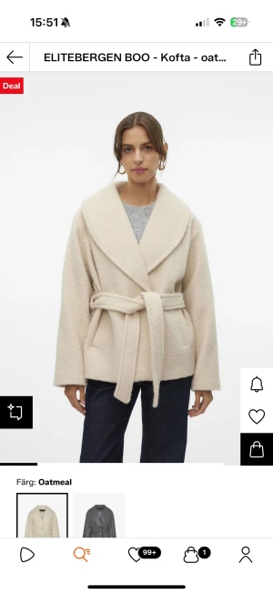 Beige omlott kappa från Vero Moda - Säljer en beige kappa i strl xxs från Vero Moda med bred krage och knytbälte i midjan. Jackan har en mjuk, ullig yta och är omlottmodell med normal passform. 