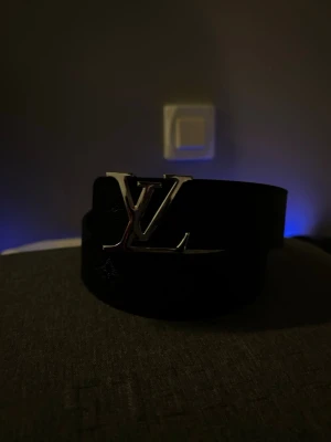 L bälte svart  - ● Ny och aldrig använt. Litet verktyg för att göra hål med är inkluderad 👍  ● Storlek: 115cm.   ● Fraktar inom 24h, så att du får paketet så fort som möjligt! 📦 Vid frågor eller intresse, dm. 😁