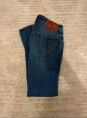 Jacob Cohen  - Ett par riktigt snygga Cohen jeans i fint skick 8,5/10 har bara en liten defekt i skrevet men det syns knappast🧐skriv vid frågor eller funderingar 🤩