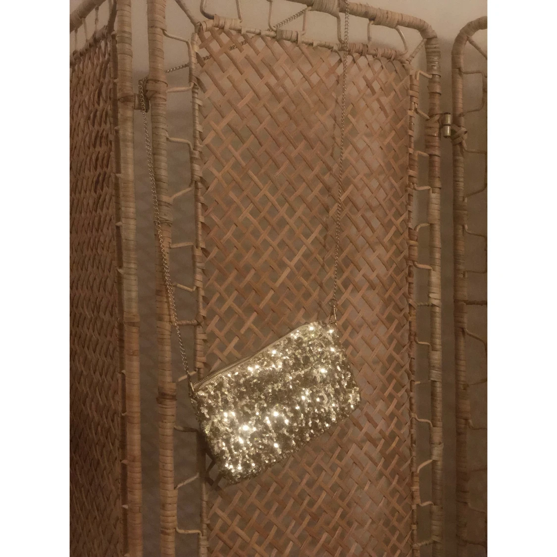 Glittrig guld axelväska med paljetter - 1