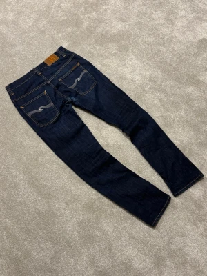 Nudie Jeans - Nudie Jeans | Modell: Thinn Finn | Skick 8/10 bra | *slitna gren |  Nypris ca 2500kr | Mitt pris 749kr | Midja: 40cm | Ytterbenslängd: 103cm | Benöppning: 18cm | Lår: 26.5cm | Kom gärna pm vid frågor eller funderingar | Postas eller möts upp i Gävle!
