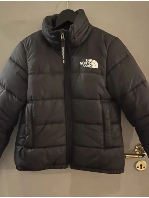 Svart pufferjacka från The North Face - Säljer min svarta North Face jacka, köptes förra året. Bra skick o perfekt för vintern. Orginalpris 2200 men jag säljer för 800 men skriv kan tänka mig o gå ner lite om snabb affär❤️