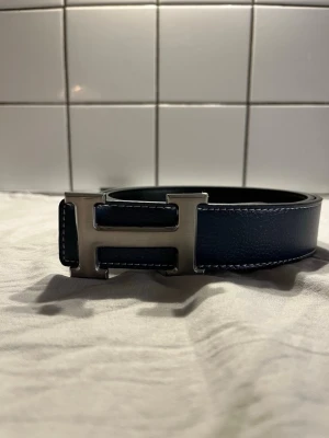 H bälte blå - Helt nytt h bälte blå med silver logga. Skriv om ni har frågor:)