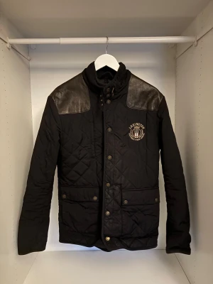 Svart quiltad jacka från Lexington - Säljer en as fet quiltad jacka från lexington i toppskick. Storlek L och passar med allt, riktigt stilren design. Tar emot prisförslag och frågor!