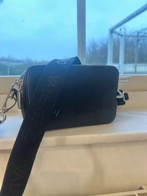 Svart axelväska från Valentino - Snygg svart axelväska från Valentino.