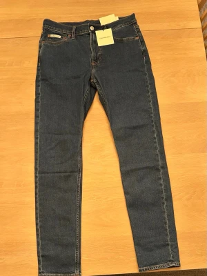 Calvin Klein Slim Taper jeans blå - Säljer nu dessa helt nya Calvin Klein jeansen i modellen slim taper. Storleken på jeansen är 31/32. Jeansen är helt oanvända och passar perfekt som en julklapp! Hör av er vid frågor!