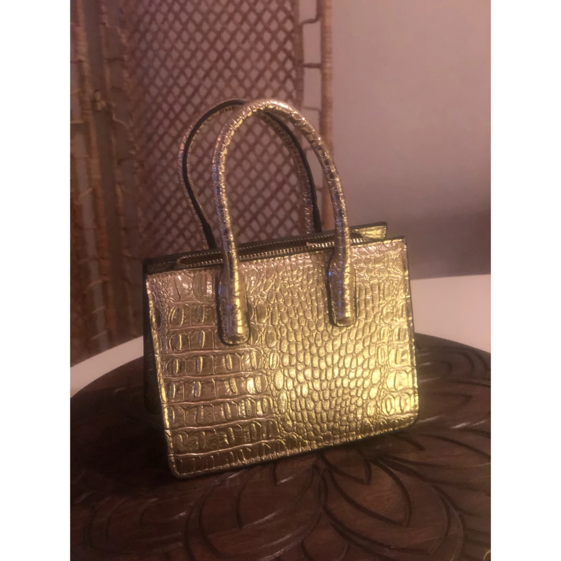 Guldig handväska med krokodilmönster - 1
