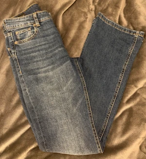 Blåa bootcut jeans Zara - Köptes förra året under våren på Zara och är i storlek 34. De är knappt använda så därför i mycket bra skick. De är väldigt bekväma, har lite högre midja och fem fickor. Hör gärna av dig vid frågor💙
