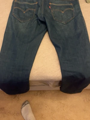 Levis jeans - Ett par Levis jeans som jag vill sälja, storlek står ej på men på bilden passar dem bra och jag har 33, 33 