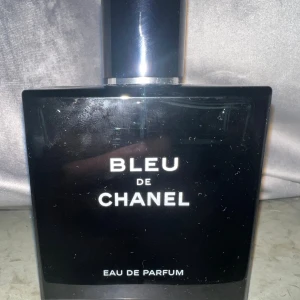 Bleu de Chanel EdP 150ml - Ikonisk äkta parfym av Chanel. Det är 150ml av Bleu de Chanel och parfymen är köpt i Dubai mall Sephora. Drygt 80% kvar av 150ml som är cirka 120ml. Köptes 2024 säljer för att jag har för många parfymer. 8601 batch nummer