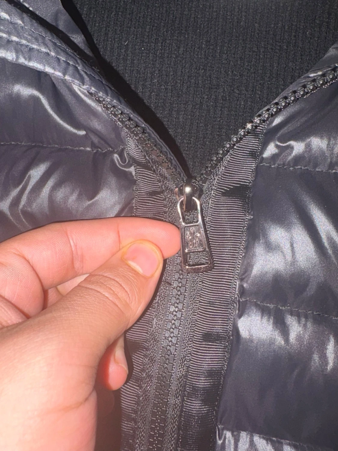 Svart Moncler pufferjacka med stickade ärmar - 1