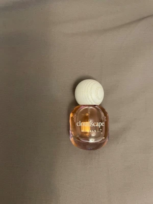 Cloudscape Eau de Parfum 15ml - Cloudscape från Rituals är en smidig parfym i 15 ml flaska, perfekt att ta med i väskan. Snygg design som sticker ut och passar dig som vill ha något unikt på hyllan. Den är limited edition så finns inte att köpa längre. Endast testad en gång. 