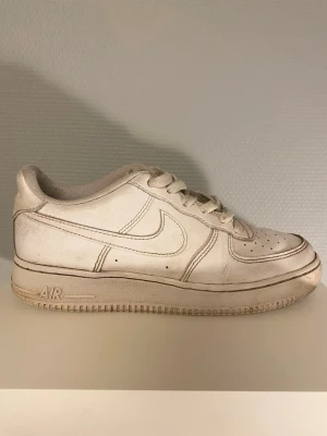 Air Force 1 skor - Nike Air Force 1 i storlek 39 men passar 40. Skorna är i bra skick men har en del olja från cykeln men det går bort om man anstränger sig lite. Hör av er vid intresse!