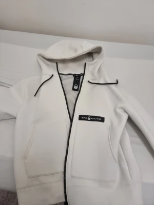 Sail racing zip hoodie  - Jag vill sälja min sail racing hoodie. jag har haft det i 4 månader. Den är fortfarande som en ny.