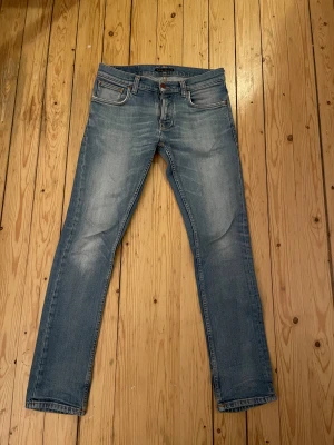 Nudie jeans Grim trim  - Säljer ett par Nudie jeans med modellen Grim Trim i storlek 30W/32L. Skicket ligger på 9/10 då den enda defekten är ett litet hål vid inre låret som är sytt igenom och som även inte syns när man har de på sig :) 🟢Mitt pris: 299kr  🔴Nypris: 1600kr