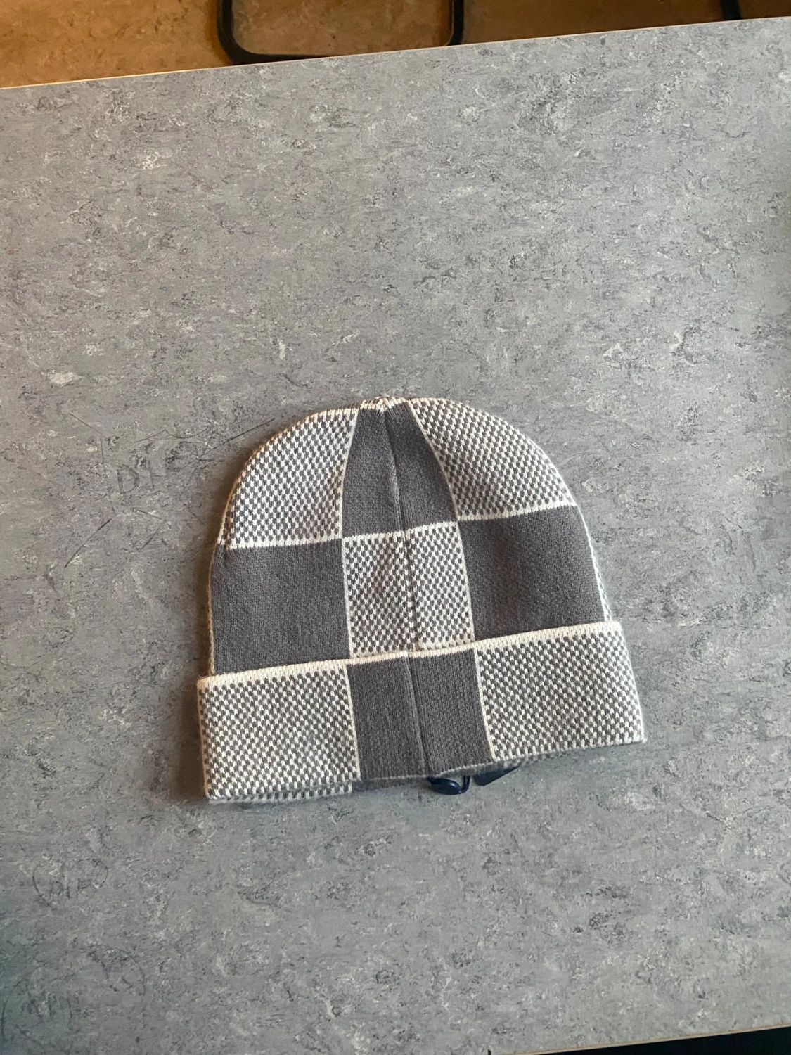 Grå rutig mössa  - 1