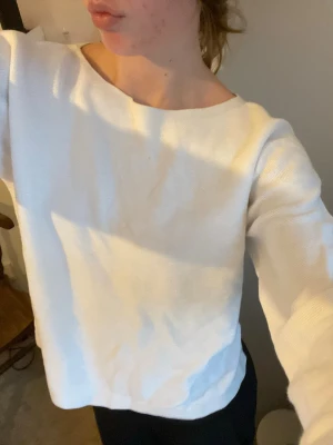 Vit långärmad stickad tröja - Säljer en enkel och stilren vit stickad tröja med rund hals och lång ärm. Tröjan har en loose passform och är perfekt för dig som gillar en clean look. Materialet känns mjukt och bekvämt mot huden. Passar dig som vill ha en basic tröja i garderoben.